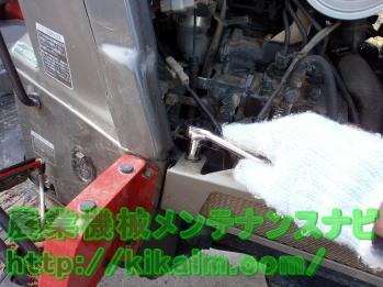 エンジンカバーの取り外し