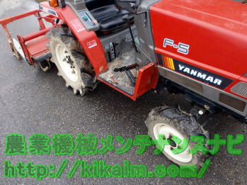 タイヤに空気を入れるトラクター